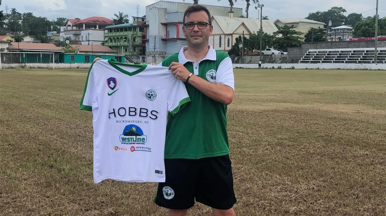 El madrileño David Pérez en Belice con la camiseta de su nuevo equipo, el Verdes FC
