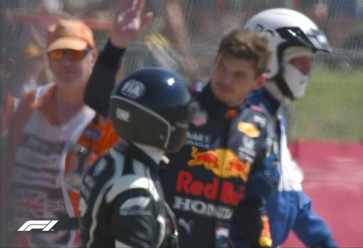 El brutal accidente de Verstappen en Silverstone tras tocarse con Hamilton