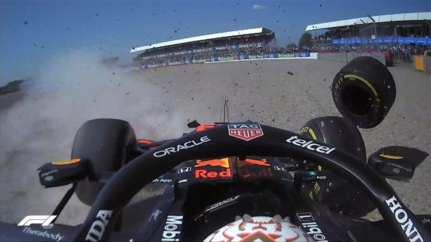 El brutal accidente de Verstappen en Silverstone tras tocarse con Hamilton