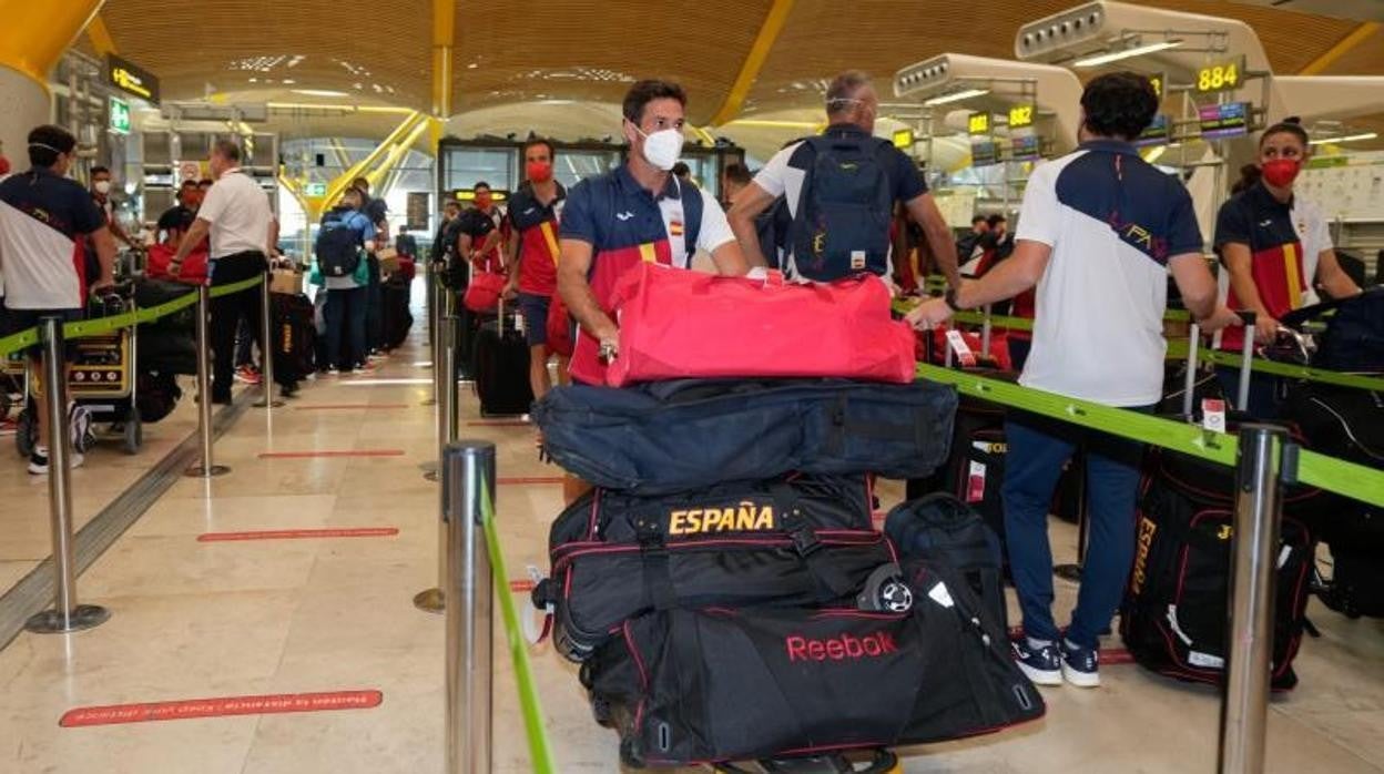 El equipo olímpico español este sábado en el aeropuerto de Barajas