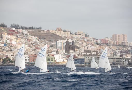 Victoria aplastante de Samuel Beneyto y Margarita Iess en le Campeonato de España Juvenil de Snipe