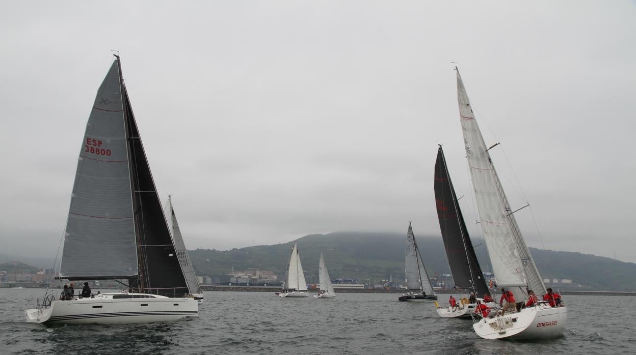 Salió la Regata Trofeo Xacobeo Getxo-La Coruña de 250 millas