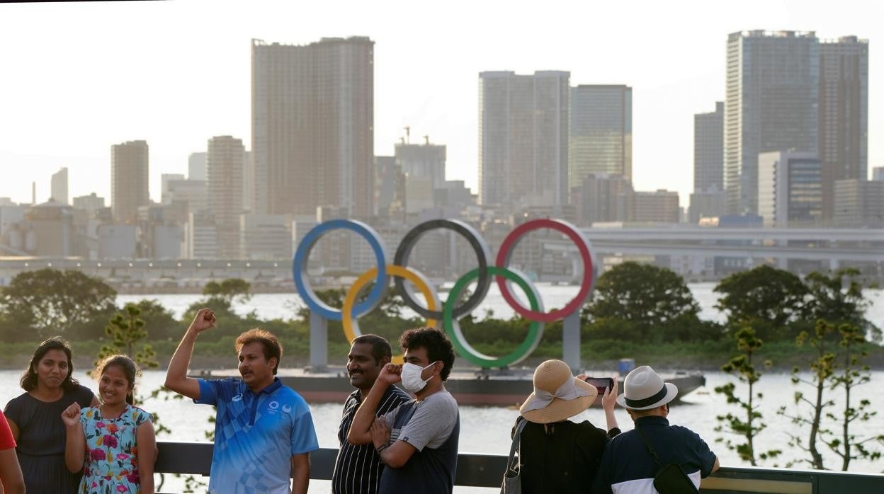 Varios turistas, en la ciudad de Tokio