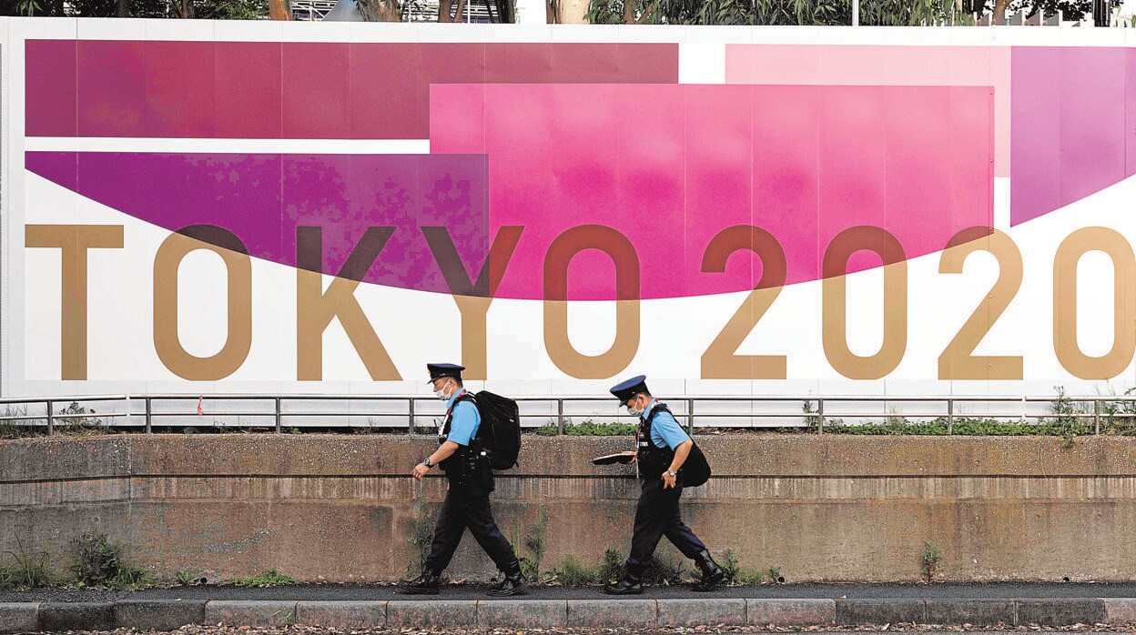 Dos policía japoneses pasean por delante de las instalaciones olímpicas de Tokio