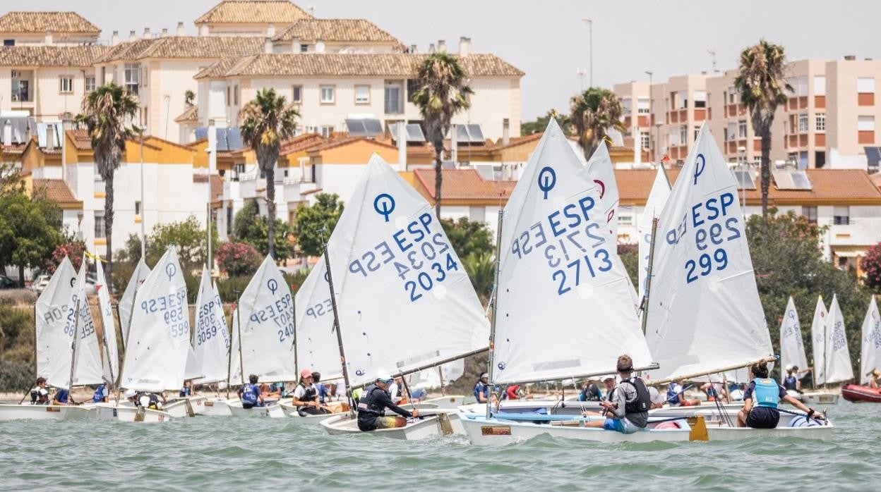 Martina Gomila y Roberto Aguilar, primeros líderes del Campeonato Ibérico de Optimist