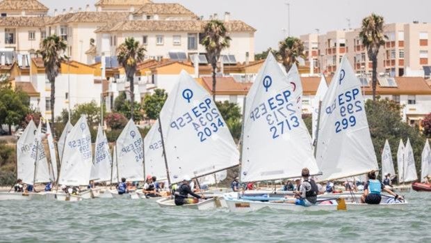 Martina Gomila y Roberto Aguilar, primeros líderes del Campeonato Ibérico de Optimist