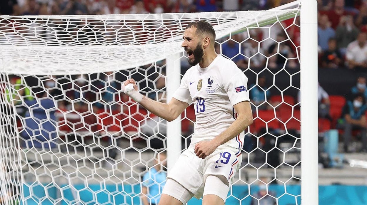 Benzema celebra un gol con Francia en la Eurocopa