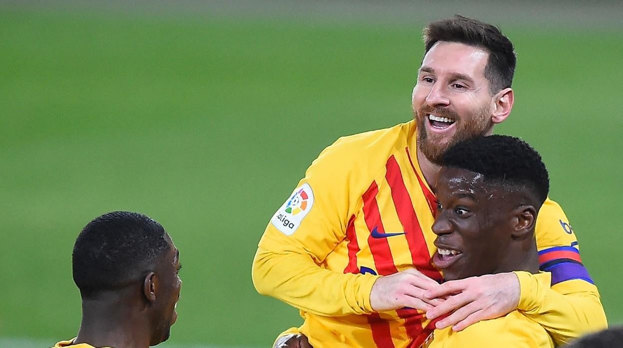 Ilaix celebra con Messi un gol con el primer equipo del Barcelona