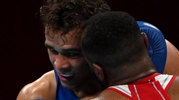 Descalifican a un boxeador olímpico por intentar morderle una oreja al rival