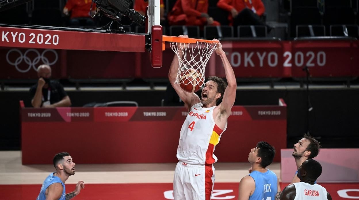 Pau Gasol, duante una acción dele nuentro entre España y Argentina