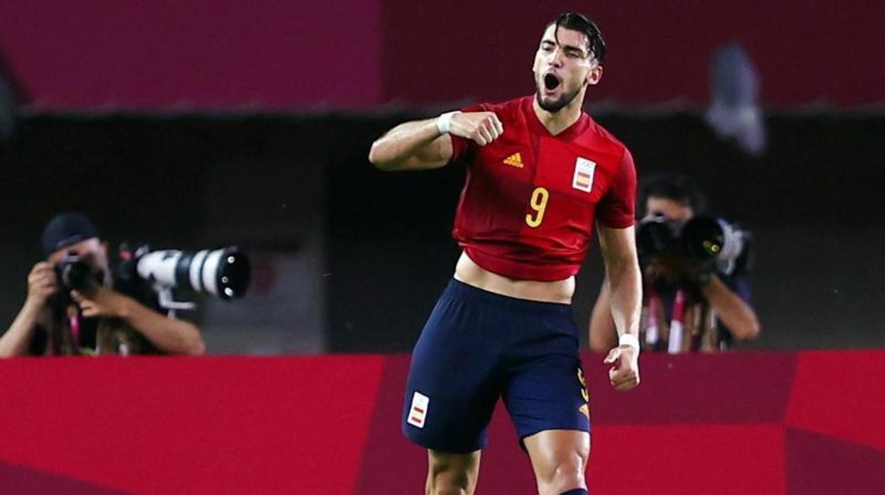 Rafa Mir celebrando el cuarto gol de España ante Costa de Marfil
