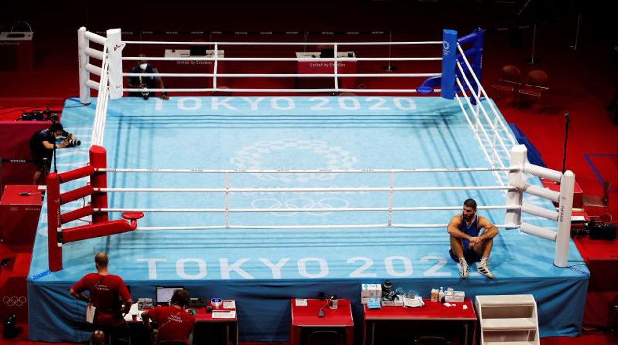 Un corte de mangas y una sentada de media hora en el ring en protesta por su descalificación