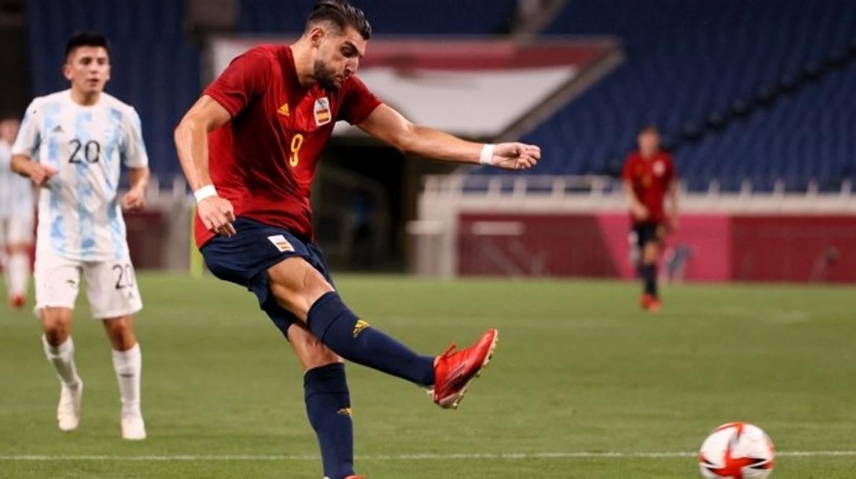 Rafa Mir en un disparo de un partido de España en los Juegos Olímpicos