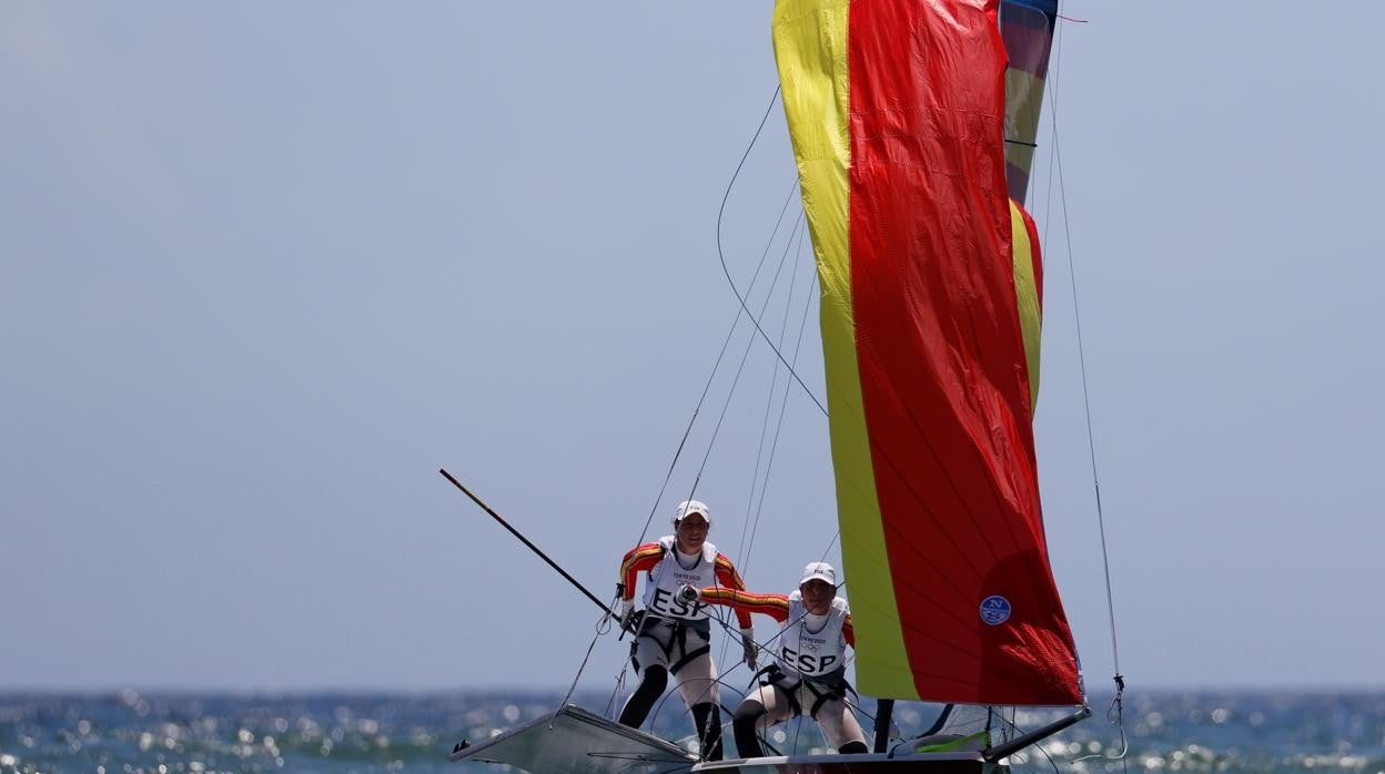 La embarcación española de 49er, durante la prueba en Tokio 2020