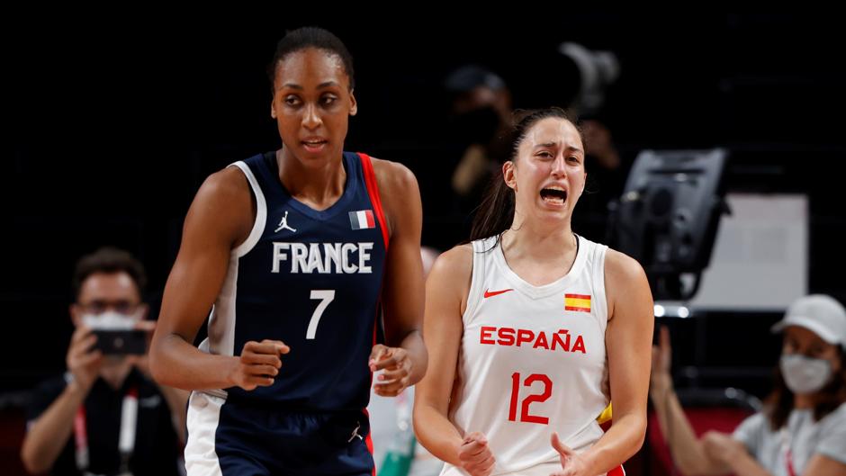 El presidente Alejandro Blanco baja a la cancha para animar a la selección femenina de baloncesto