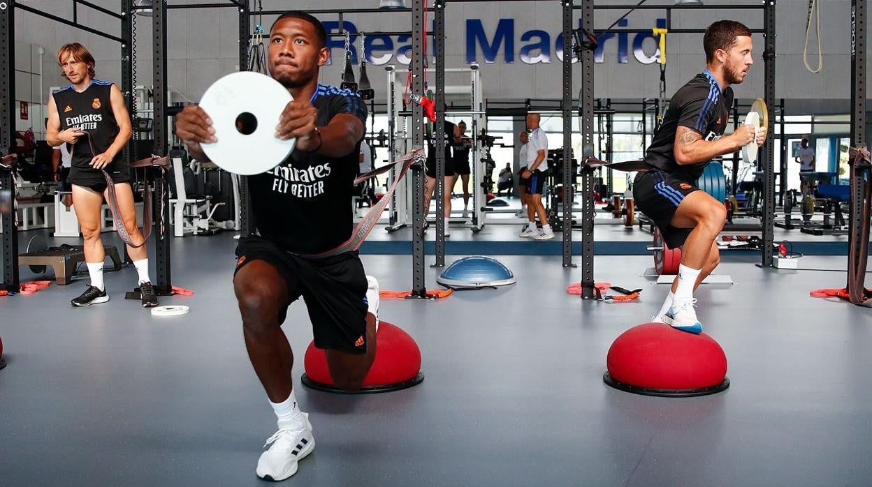 Modric, Alaba y Hazard, en el gimnasio, ayer