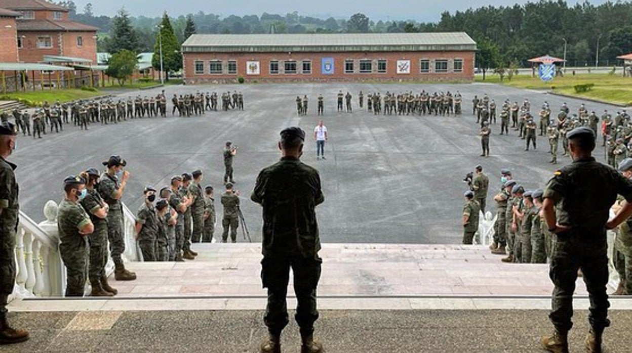 El especial recibimiento de sus compañeros de Infantería al piragüista Carlos Arévalo