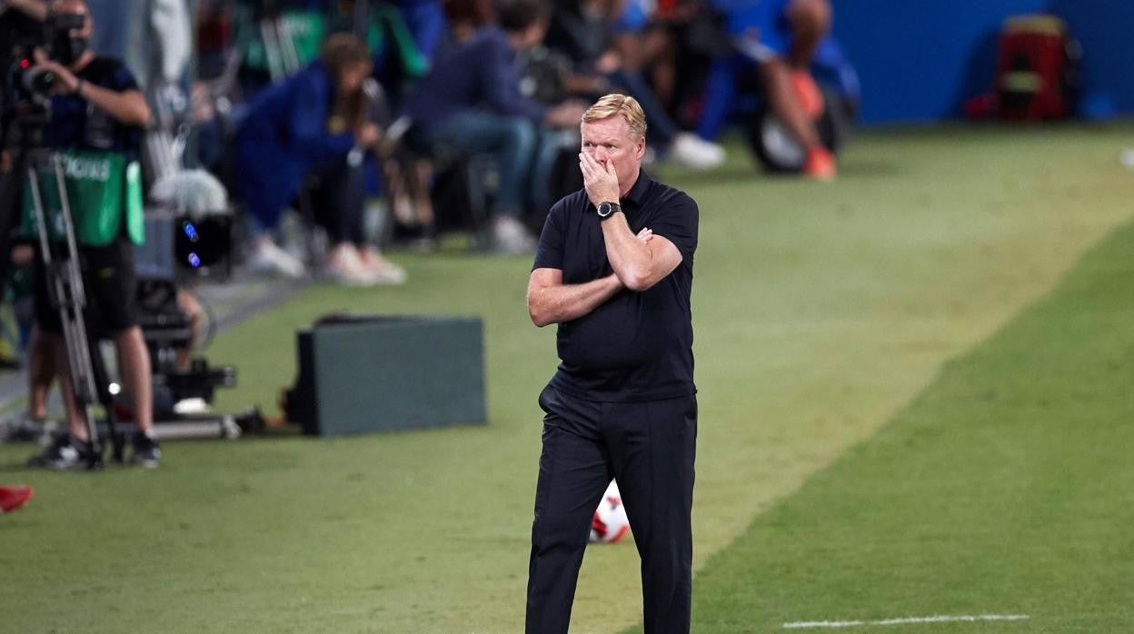 Koeman medita durante el último Gamper, ante la Juventus