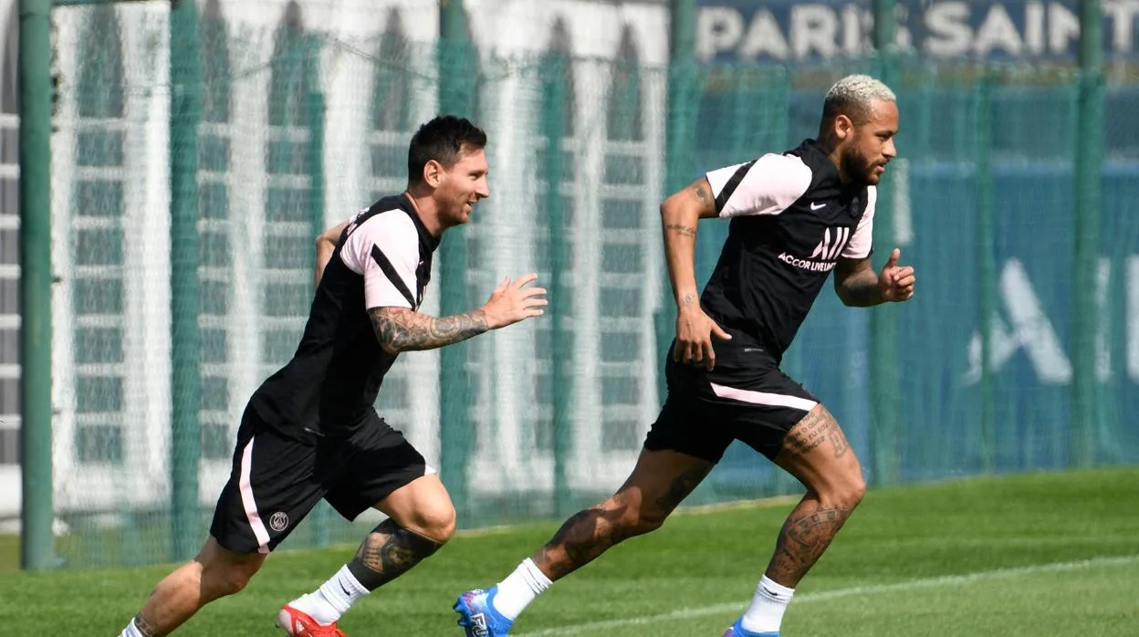 Messi y Neymar, durante un entrenamiento con el PSG