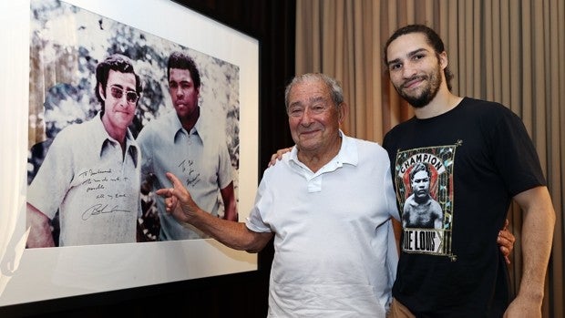 Nico Ali Walsh, nieto de Muhammad Ali, gana su primer combate profesional