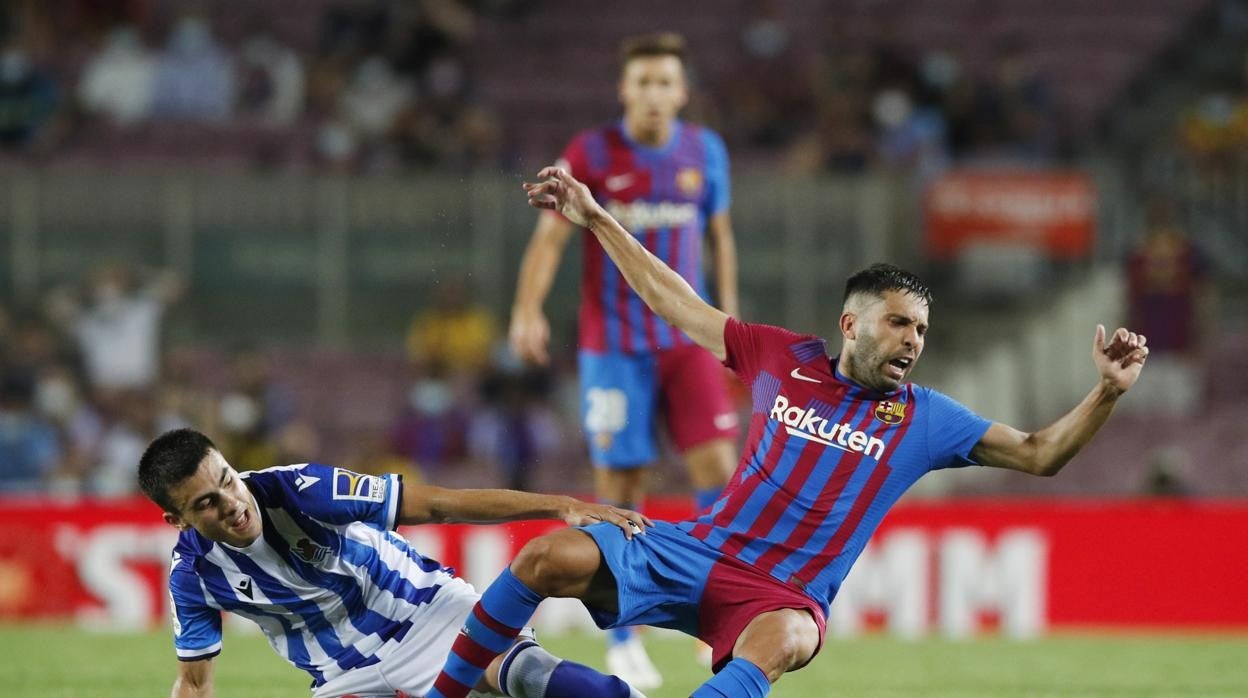 Jordi Alba recibe una falta durante el partido ante la Real Sociedad