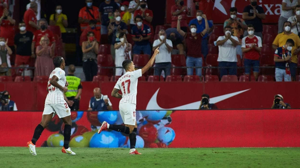 Erik Lamela celebra su primer tanto como sevillista