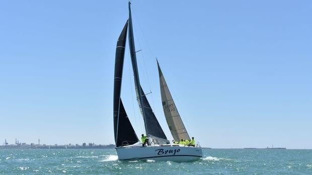 Cambio de tercio en la bahía gaditana con el «Brujo» como barco a batir en la Juan de la Cosa