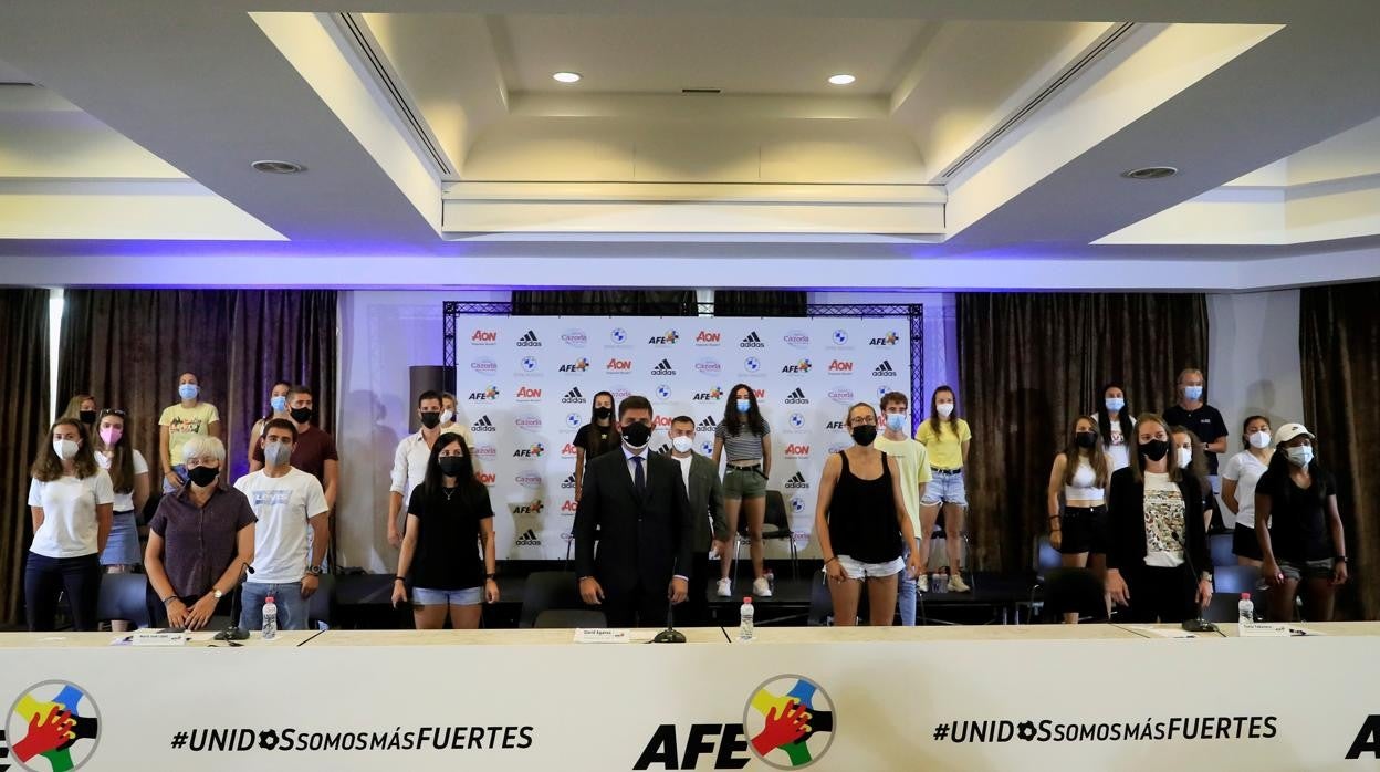 Las jugadoras del Rayo y el presidente de la AFE, esta mañana