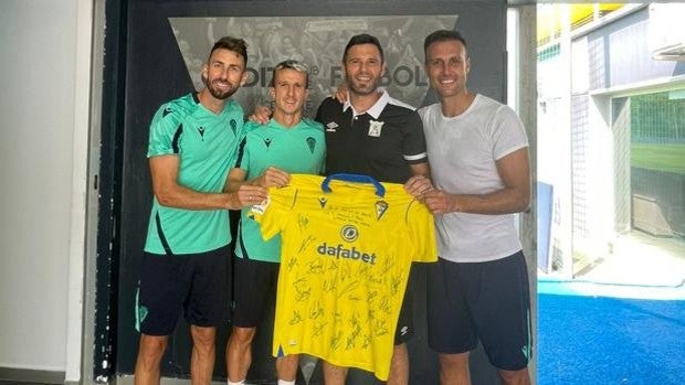 Diego Cervero, un goleador vestido de héroe médico en el entrenamiento del Cádiz