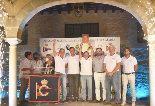 Entrega de trofeos al ‘DE 6 Foster Swiss’ por su triunfo en la Regata Juan de la Cosa.