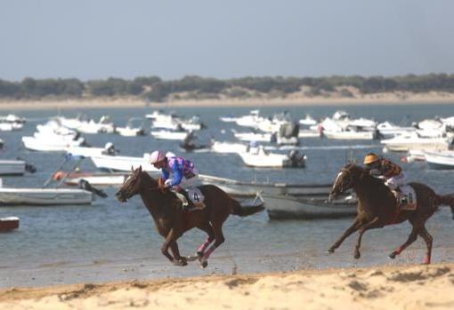 Ricardo Sousa, montando a Deference en la primera carrera de caballos celebrada el pasado miércoles en la playa de Sanlúcar.