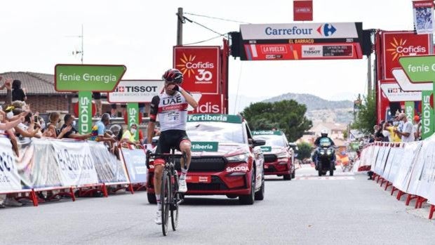 Roglic viaja en butaca por la montaña