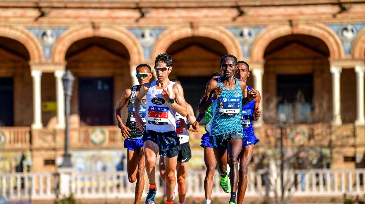 El español Javi Guerra y otros maratonianos, pasando por la Plaza de España