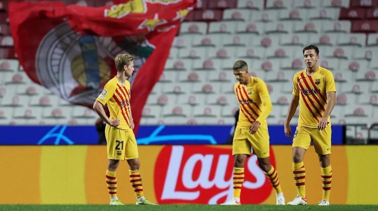 Los jugadores del Barcelona, cabizbajos tras recibir un gol ante el Benfica