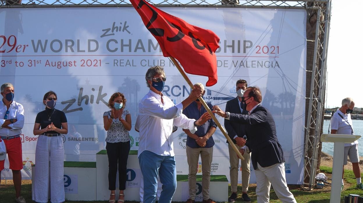 Fran Ripoll, presidente del CN El Balís, recibe el relevo de la organización del Mundial 29er 2022