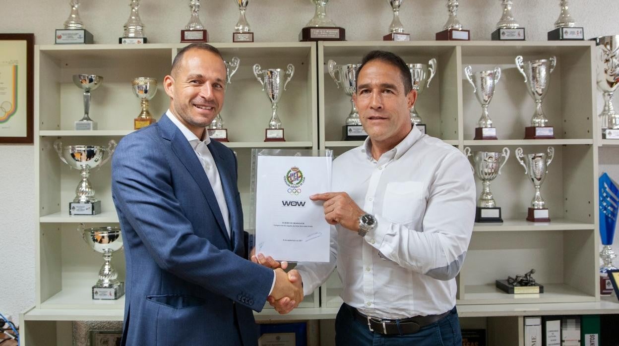 El CEO de WOW FC, David Balarezo, junto al presidente de la Federación, Francisco Javier Iglesias