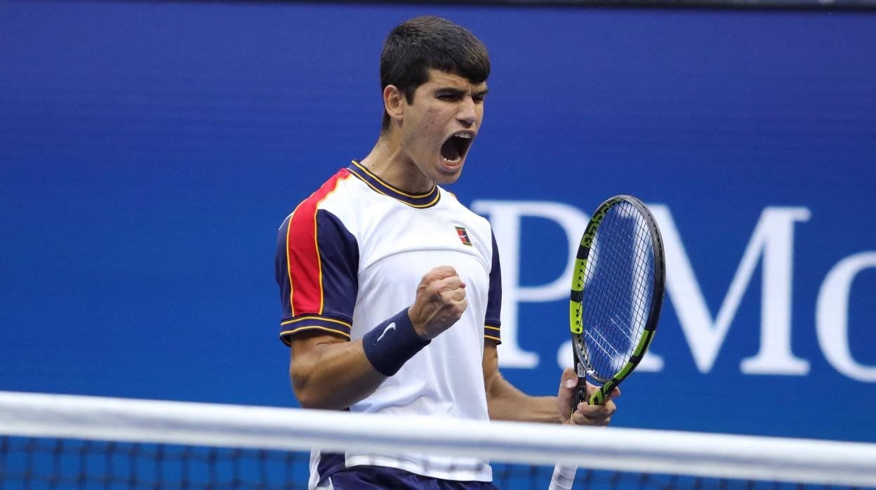 Carlos Alcaraz se hace grande en Nueva York y doblega a Tsitsipas