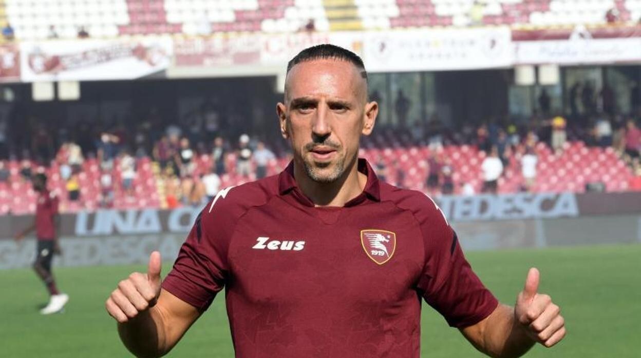 Ribéry posando con la camiseta de la Salernitana