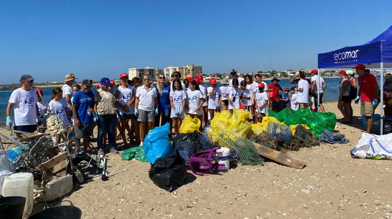 73 Voluntarios ECOMAR recogieron en Punta Umbría 2.376 kilos de residuos