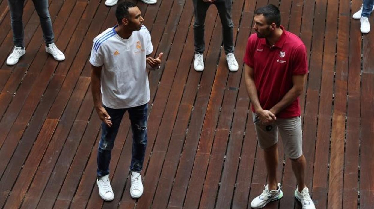 Los excompañeros Hanga (izquierda) y Oriola (derecha) durante la presentación de la Liga Endesa