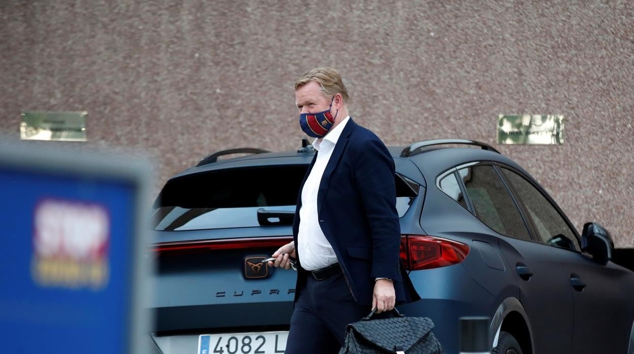 Ronald Koeman sale de las oficinas del Barcelona