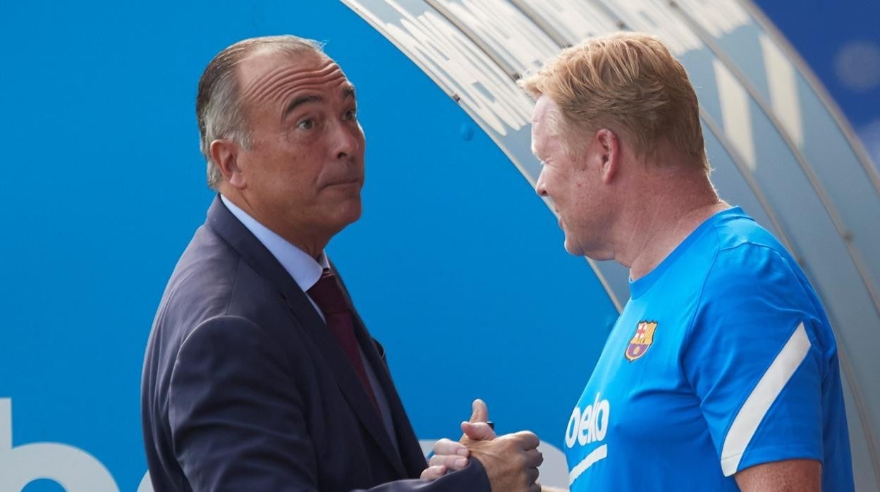 El vicepresidente deportivo, Rafa Yuste, saluda a Koeman durante el entrenamiento de este lunes