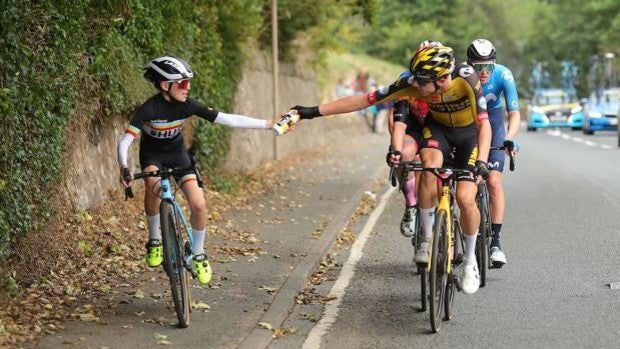 El niño que atacó al pelotón y subió al podio con el equipo de Roglic