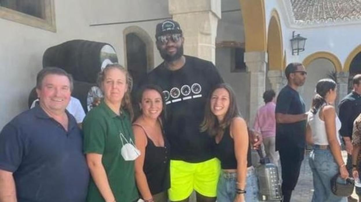 Lebron James posa con otros turistas en una bodega jerezana.