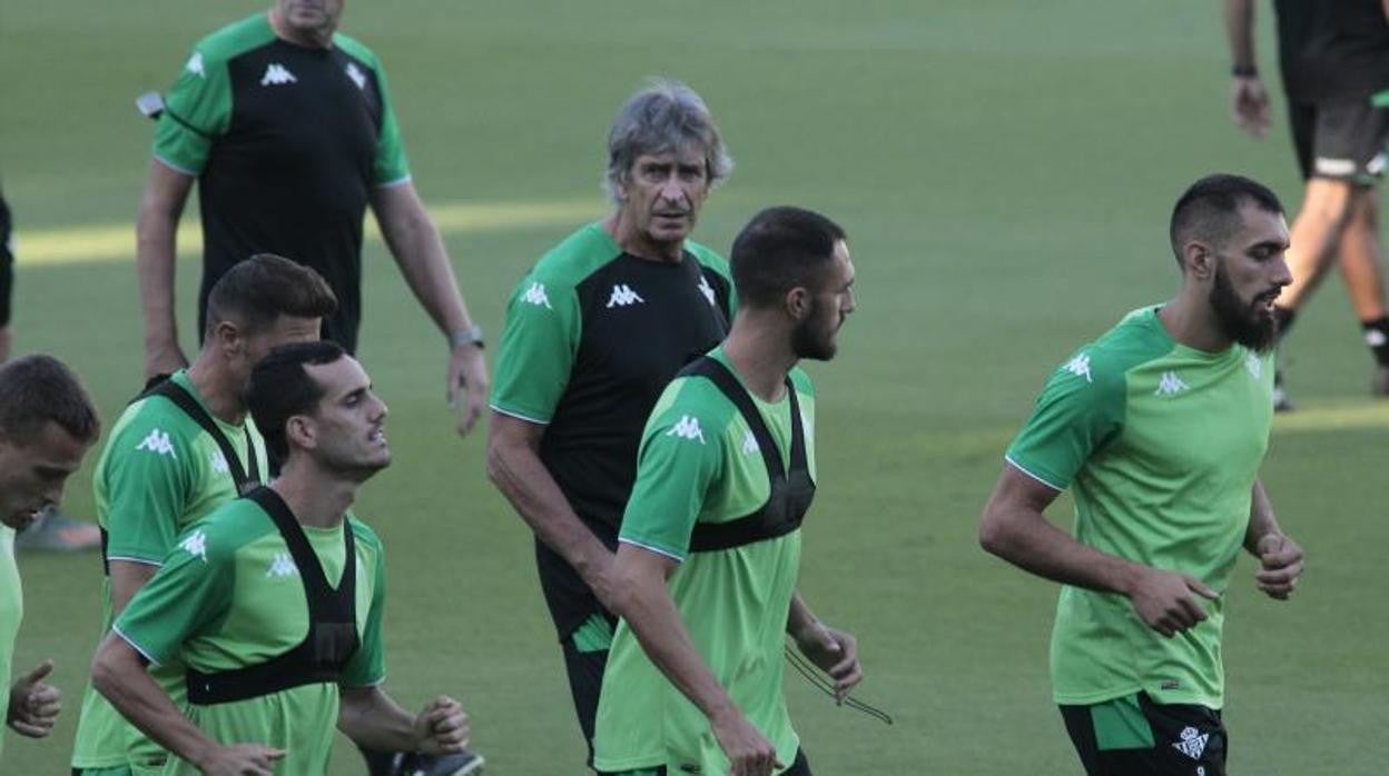 La plantilla del Betis en el entrenamiento previo al choque ante el Celtic