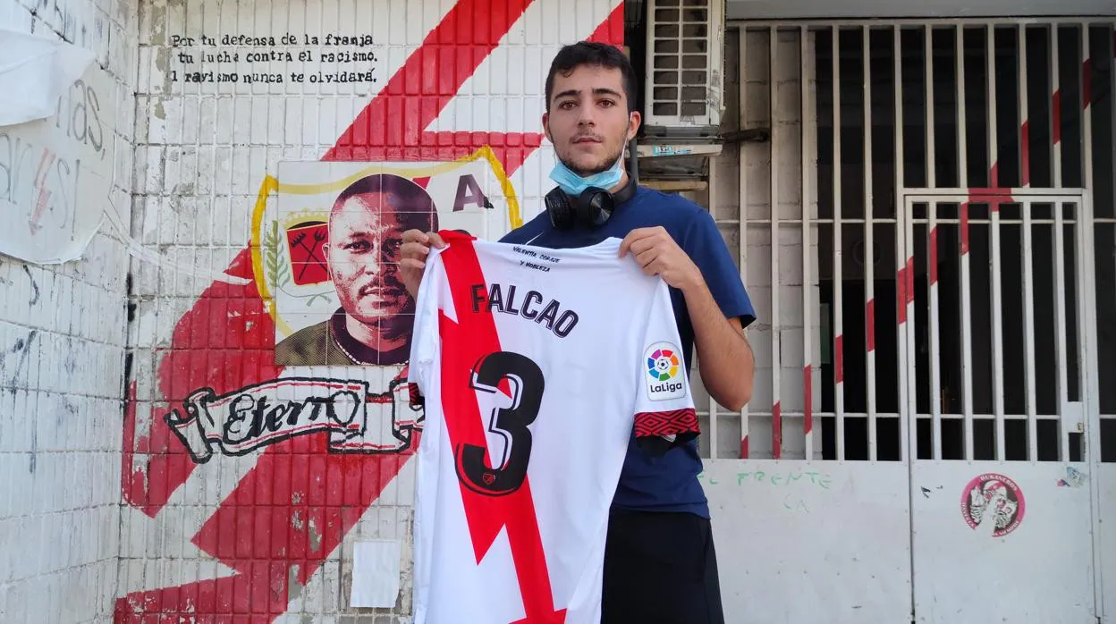 Un aficionado del Rayo, con la camiseta recién comprada de Falcao