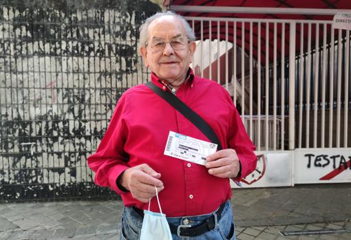 Julián posa con la entrada recién adquirida para el partido contra el Getafe