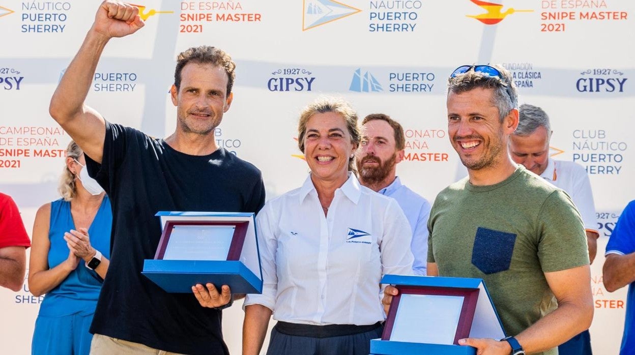 La presidenta de Puerto Sherry, Valle de la Riva, con los ganadores