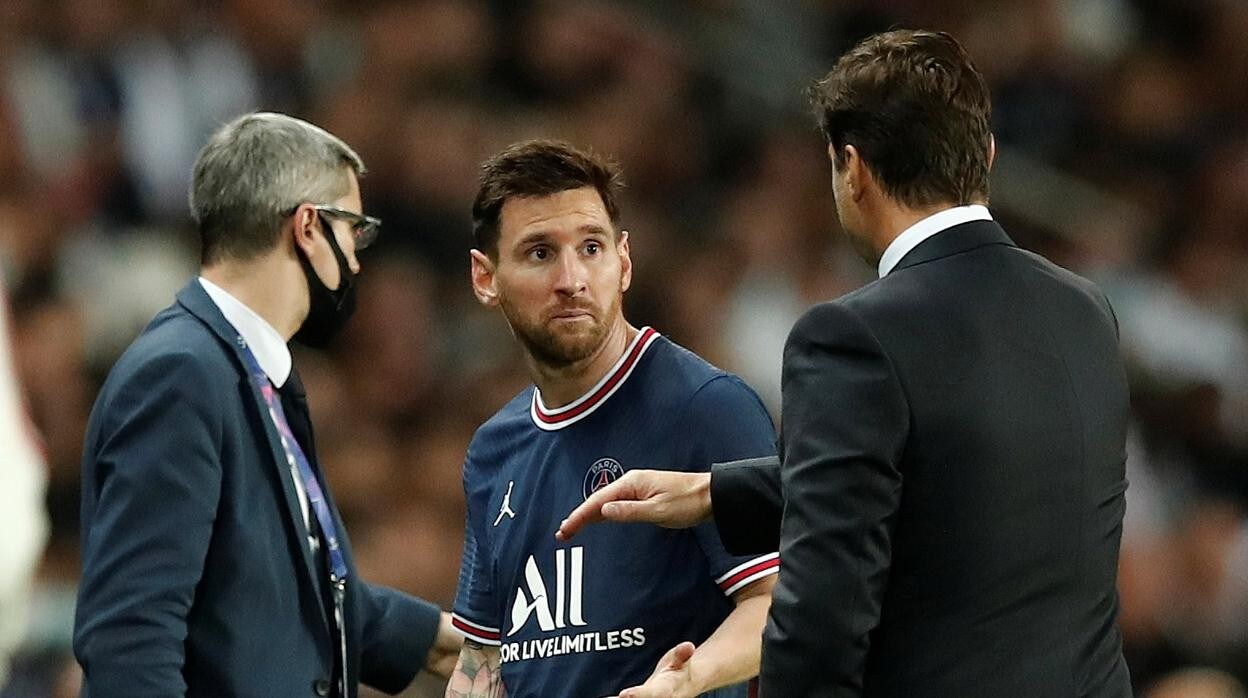 Leo Messi mira, disgustado, a Mauricio Pochettino tras el cambio