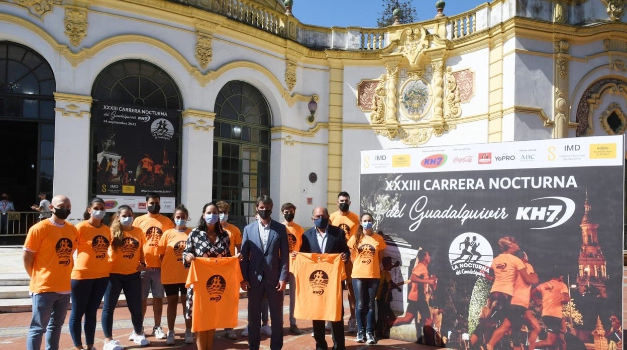 La presentación de la XXXIII Carrera Nocturna del Guadalquivir KH-7 se ha celebrado este mediodía en el Casino de la Exposición